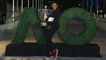 Serena Williams posa con el t&iacute;tulo de campeona del Open de Australia 2017.