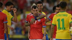 Chile's Gary Medel (C) argues with Brazilian players during their South American qualification football match for the FIFA World Cup Qatar 2022 at Maracana Stadium in Rio de Janeiro, Brazil, on March 24, 2022. (Photo by CARL DE SOUZA / AFP)