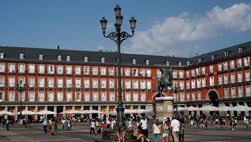 FILE PHOTO: Tourists stand outside in Plaza Mayor of Madrid, Spain September 2, 2018. REUTERS/Javier Barbancho/File Photo