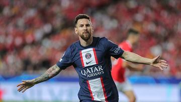 Leo Messi celebra su gol contra el Benfica.