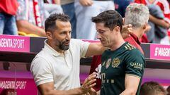 Hasan Salihamidzic saluda a Robert Lewandowski durante su etapa en el Bayern de Múnich.