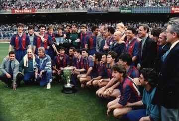 El FC Barcelona campeón de Liga en 1991 posa con la Copa. 