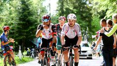 LAVARONE, ITALY - MAY 25: (L-R) Fernando Gaviria Rendon of Colombia and UAE Team Emirates and Simone Consonni of Italy and Team Cofidis compete during the 105th Giro d'Italia 2022, Stage 17 a 168 km stage from Ponte di Legno to Lavarone 1161m / #Giro / #WorldTour / on May 25, 2022 in Lavarone, Italy. (Photo by Michael Steele/Getty Images)