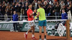 El tenista serbio Novak Djokovic y el espa&ntilde;ol Rafa Nadal se saludan tras su partido de cuartos de final de Roland Garros 2022.