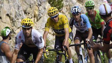 Mikel Landa, Chris Froome, Romain Bardet y Rigoberto Ur&aacute;n ruedan durante la ascensi&oacute;n al Col d&acute;Izoard en el Tour de Francia 2017.