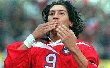 Conquistó 17 goles por Chile (Eliminatorias 1998, 2002). Hizo 34 tantos por la Roja en 70 partidos.
