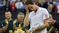 Andy Murray, cabizbajo durante la entrega de premios en la pista central de Wimbledon.