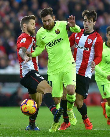 Leo Messi gets between Íñigo Martínez and Beñat.