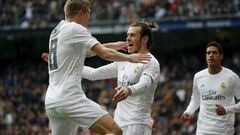 Real Madrid&#039;s Gareth Bale celebrates his first goal against Sporting Gijon with team mate Toni Kroos (L). REUTERS/Andrea Comas