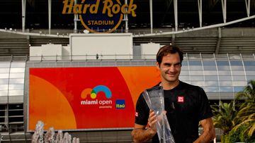 Roger Federer posa con el t&iacute;tulo de campe&oacute;n del Miami Open 2019 delante del Hard Rock Stadium de Miami.