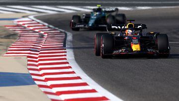 Max Verstappen pilota el Red Bull por delante de Fernando Alonso durante los libres del GP de Bahréin.