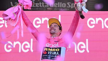 Monti Lussari (Italy), 27/05/2023.- Slovenian rider Primoz Roglic of team Jumbo Visma team wearing the overall leader's pink jersey celebrates on the podium after the 20th stage of the 2023 Giro d'Italia cycling race, an individual time trial (ITT) over 18,6 km from Tarvisio to Monte Lussari, Italy, 27 May 2023. (Ciclismo, Italia, Eslovenia) EFE/EPA/LUCA ZENNARO
