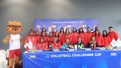Las jugadoras de la selecci&oacute;n peruana de voleibol posando con Milko, la mascota de Lima 2019.