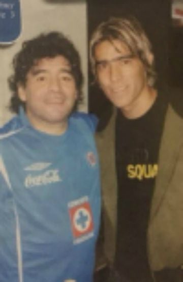 Maradona repitió con la camiseta de 'La Máquina' cuando posó junto a César 'Chelito' Delgado, su compatriota y ex futbolista celeste.