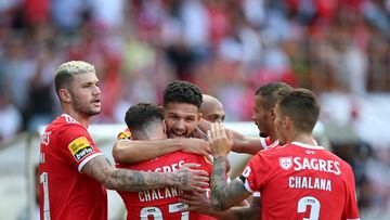 Jugadores del Benfica celebran el gol de la victoria en un partido de la liga portuguesa frente al Casa Pia.