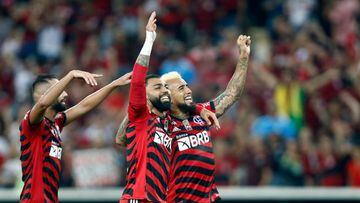 RIO DE JANEIRO, BRAZIL - AUGUST 14: Gabriel Barbosa (C) and Arturo Vidal (R) celebrate victory after a match between Flamengo and Athletico Paranaense as part of Brasileirao 2022 at Maracana Stadium on August 14, 2022 in Rio de Janeiro, Brazil. (Photo by Wagner Meier/Getty Images)