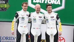 Los pilotos Antonio Garc&iacute;a (i), Jan Magnussen (c) y Mike Rockenfeller del equipo &quot;Corvette Racing&quot; posan en la Rolex 24 Horas.