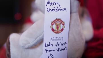 The men and women of Manchester United honored their annual tradition of bringing gifts and smiles to children in local hospitals across Greater Manchester.