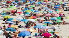 VGO01.VIGO, 12/07/2020.- Personas disfrutan del sol y las altas temperaturas este domingo, d&iacute;a de las elecciones gallegas, en la playa de La Fuente en Vigo, Pontevedra. EFE/ Salvador Sas