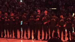 Los jugadores de los Toronto Raptors durante el himno nacional.