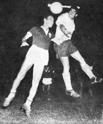 Guillermo Clavero gana en el salto a un defensor colombiano. 2.0 gan&oacute; Chile en 1945.