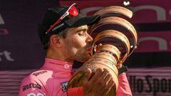 Dutch rider Tom Dumoulin kisses the trophy celebrating on the podium after winning the 100th Giro d&#039;Italia 2017 cycling race at the end of the 21st and last stage, a 29,3 km time trial from Monza to Milan,