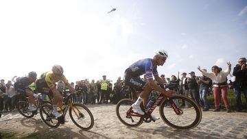 Roubaix (France), 09/04/2023.- Wout Van Aert (2-R) of team Jumbo Visma and Mathieu Van Der Poel (R) of team Alpecin Deceuninck in action during the 120th edition of the Paris-Roubaix cycling over 256.6km, France, 09 April 2023. (Ciclismo, Francia) EFE/EPA/YOAN VALAT
