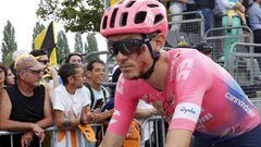 El ciclista estadounidense Tejay Van Garderen llega a meta tras sufrir una ca&iacute;da en la s&eacute;ptima etapa del Tour de Francia 2019.