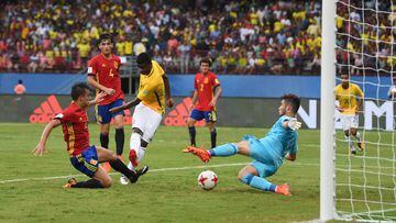 KOCHI, INDIA - OCTOBER 07:  Lincoln of Brazil equalises despite the efforts of goalkeeper Alvaro Fernandez of Spain during the FIFA U-17 World Cup India 2017 group D match between Brazil and Spain at the Jawaharlal Nehru International Stadium on October 7