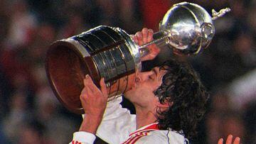 Enzo Francescoli besando la Copa Libertadores conseguida por River Plate en 1996