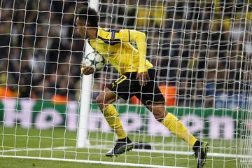 Aubameyang recoge el bal&oacute;n de la poter&iacute;a del Bernab&eacute;u tras marcar un gol para el Dortmund.