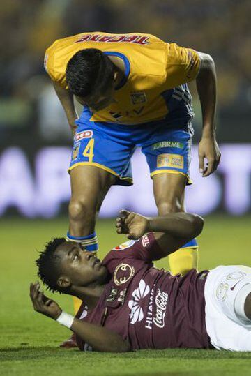 Hugo Ayala le reclama a Renato.