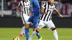 Arturo Vidal (Juventus) disputa el bal&oacute;n en el partido entre Empoli y Juventus, por la Serie A de Italia.