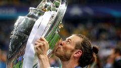 Soccer Football - Champions League Final - Real Madrid v Liverpool - NSC Olympic Stadium, Kiev, Ukraine - May 26, 2018   Real Madrid's Gareth Bale celebrates winning the Champions League by kissing the trophy   REUTERS/Hannah McKay     TPX IMAGES OF THE DAY