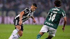 Atletico Mineiro's Hulk (L) and Palmeiras' Gustavo Scarpa vie for the ball during their Copa Libertadores football tournament quarterfinals all-Brazilian first leg match at the Mineirao stadium in Belo Horizonte, Brazil, on August 3, 2022. (Photo by DOUGLAS MAGNO / AFP) (Photo by DOUGLAS MAGNO/AFP via Getty Images)
