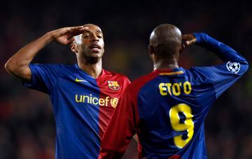 Thierry Henry y Samuel Eto'o se "cuadraron" así para celebrar el cuarto gol del Barcelona al Bayern de Munich en la ida de los cuartos de final de la Champions League en 2009.

