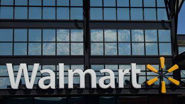 (ARCHIVOS) En esta foto de archivo, se ve un logotipo de Walmart afuera de una tienda en Washington, DC, el 18 de agosto de 2020.