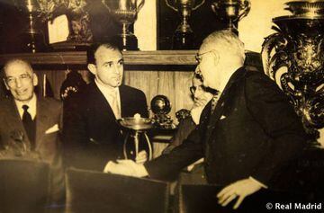 Di Stéfano is presented with the Player of the Year award at Casa Mariano.