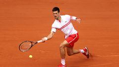 Novak Djokovic ejecuta un drive en Roland Garros.