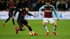 Soccer Football - Premier League - West Ham United vs Arsenal - London Stadium, London, Britain - December 13, 2017   Arsenal&#039;s Alexis Sanchez in action with West Ham United&#039;s Manuel Lanzini    REUTERS/David Klein    EDITORIAL USE ONLY. No use w