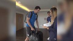 Maguire llega con bolsas de basura a las concentraciones