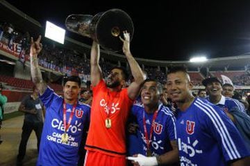 Universidad de Chile ganó la Supercopa y la Copa Chile, en una final de infarto ante Colo Colo. 1-1 en los 90' y Johnny Herrera fue la figura al tapar un penal y anotar el definitivo.