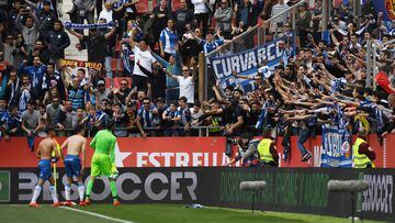 GIRONA, SPAIN - APRIL 06: The RCD Espanyol players celebrates victory with the fans after the La Liga match between Girona FC and RCD Espanyol at Montilivi Stadium on April 06, 2019 in Girona, Spain. (Photo by Alex Caparros/Getty Images)