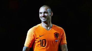 Otro de los holandeses que colgó los botines en este 2019 fue Sneijder, que luego de terminar su contrato con el Al-Gharafa de Catar, para luego levantar polémica en un encuentro, debido a su forma física.