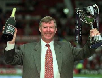 13 de agosto de 1997. Alex Ferguson entrenador del Manchester United recibió el premio al mejor entrenador de la temporada pasada en un partido del Manchester United contra el Southampton.
