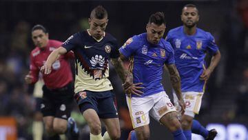America&#039;s Andres Uribe, left, battles for the ball with Tigres&#039; Eduardo Vargas during a Mexico soccer league semifinal first leg match at Estadio Azteca in Mexico City, Wednesday, Nov. 29, 2017. (AP Photo/Rebecca Blackwell)