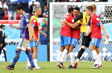 Los jugadores de Costa Rica celebran sus primeros 3 puntos.
