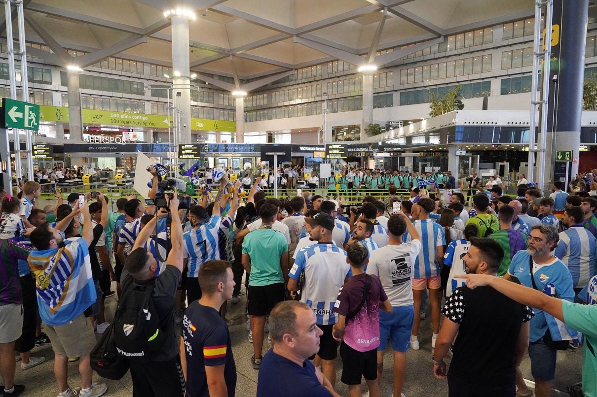 La afición del Málaga invade el aeropuerto para dar alas a su equipo