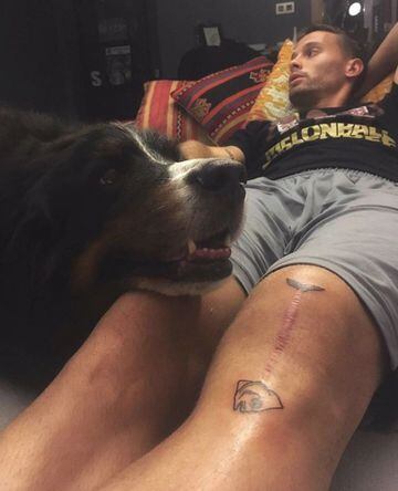 El tatuaje que decora la cicatriz de la tercera operación de Canales y su perra Nala.