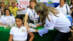 Adolescente recibe la vacuna contra el virus del papiloma humano
